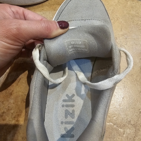 Gray Kizik Size 4.5 Big Boy Sneakers - Picture 3 of 5